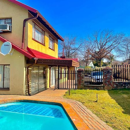 The Bliss Guest House Йоханесбург Екстериор снимка