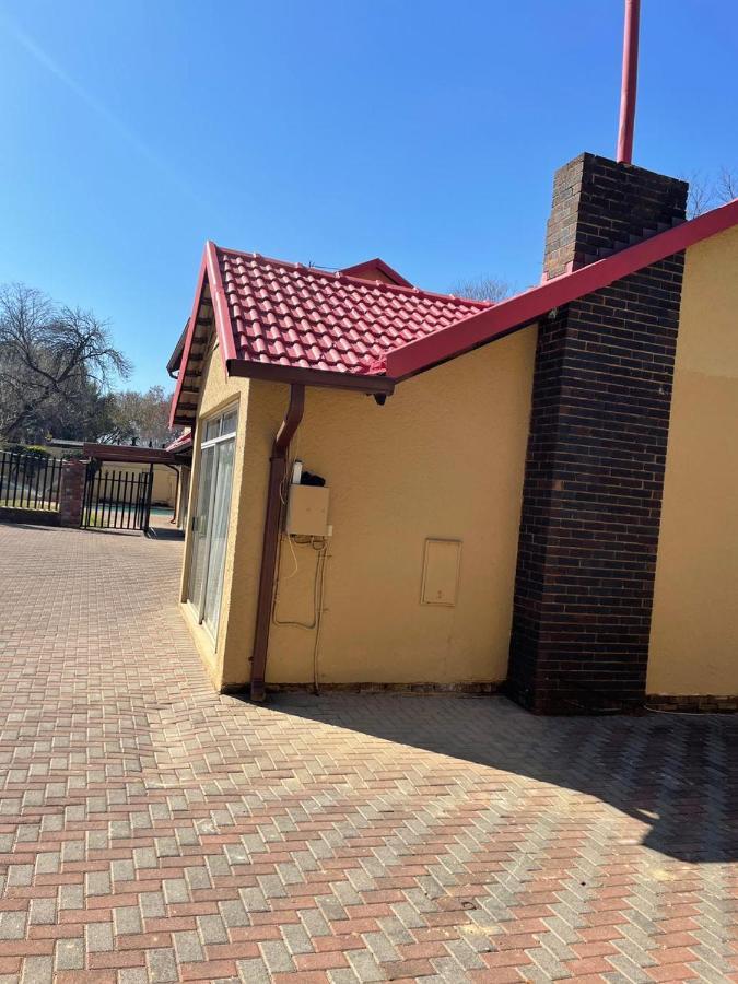 The Bliss Guest House Йоханесбург Екстериор снимка